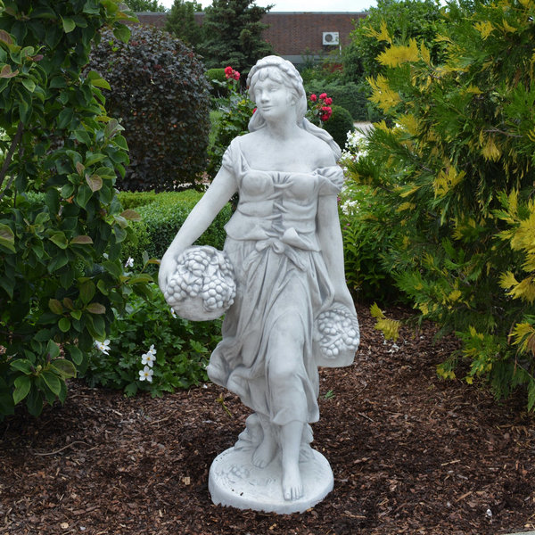 Statue einer Frau bei der Weinlese