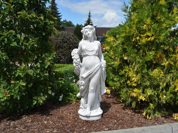 Große Frauen-Statue mit Blumenkranz