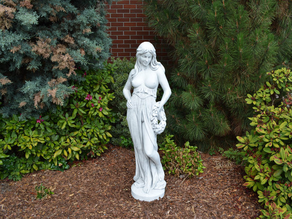 Statue erotische Frau mit Blumenkranz