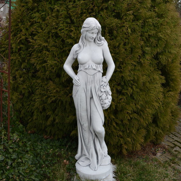 Statue erotische Frau mit Blumenkranz
