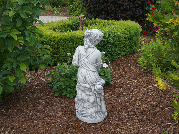Elegante Frauen-Statue