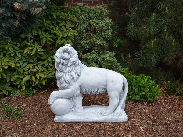 Löwe mit Kugel auf Steinplatte Blickrichtung links