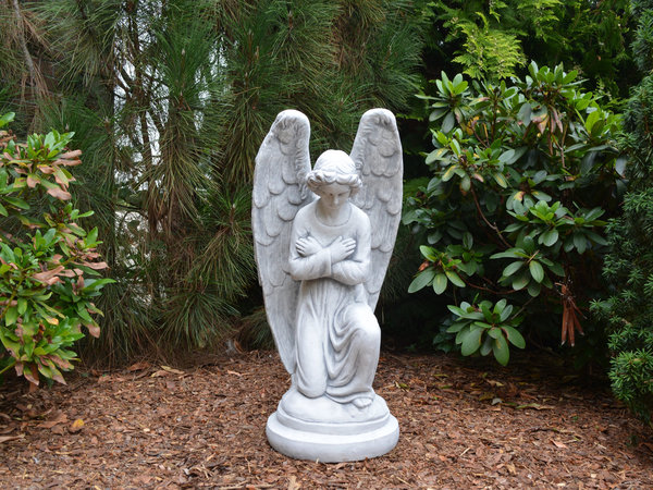 Engel-Statue auf rundem Sockel