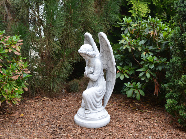 Engel-Statue auf rundem Sockel