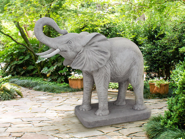 Riesiger Elefant auf stabiler Bodenplatte