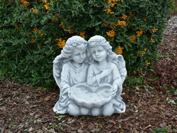 Pair of angels with shell