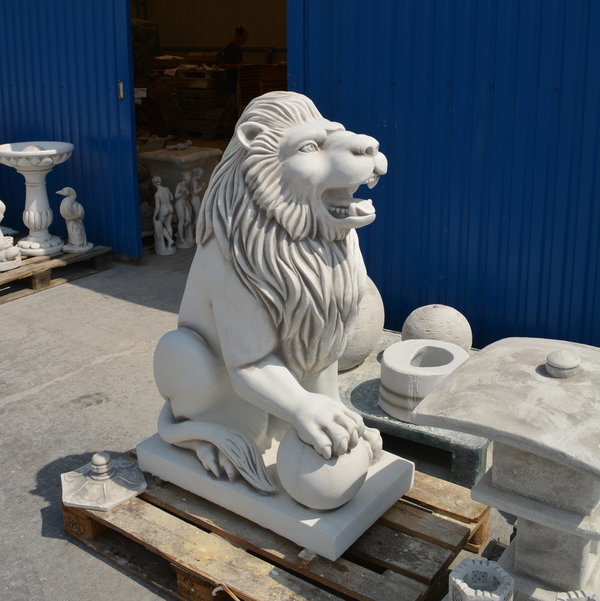Mächtige Löwen-Statue mit Kugel rechts